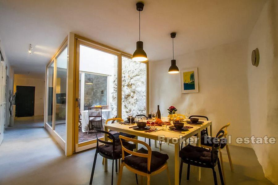 Třípatrová kamenná vila s výhledem na moře