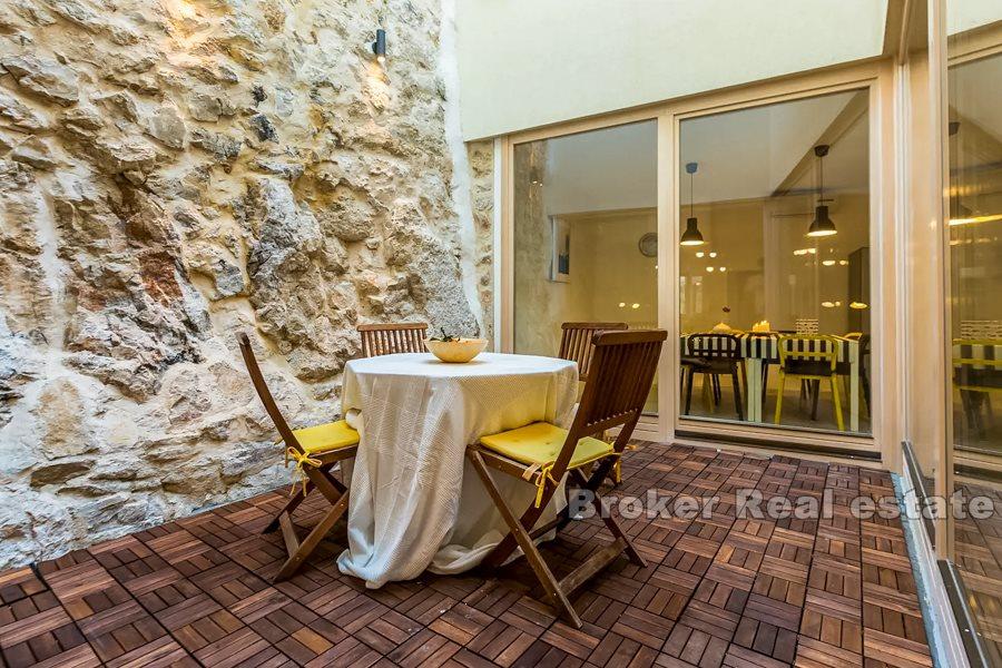 Villa in pietra a tre piani con vista mare