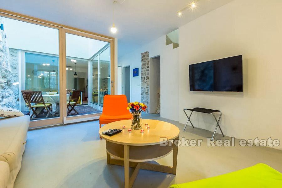 Villa in pietra a tre piani con vista mare