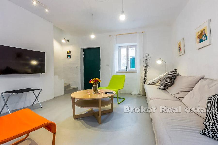 Villa in pietra a tre piani con vista mare