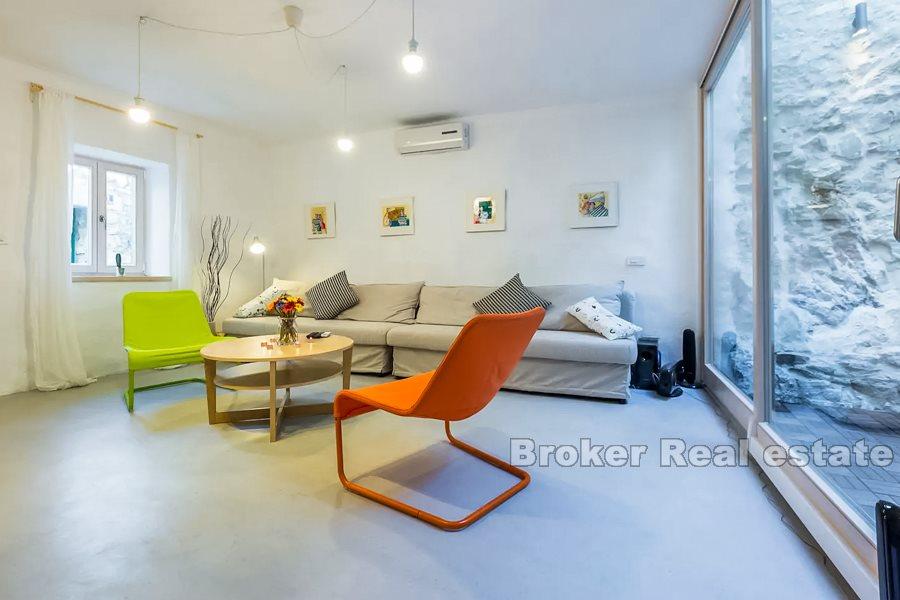 Třípatrová kamenná vila s výhledem na moře