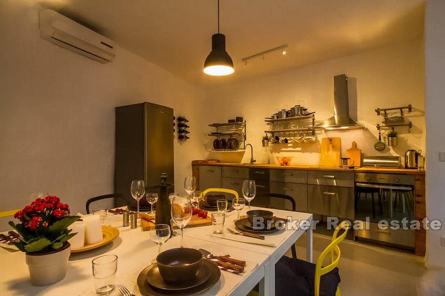 Třípatrová kamenná vila s výhledem na moře