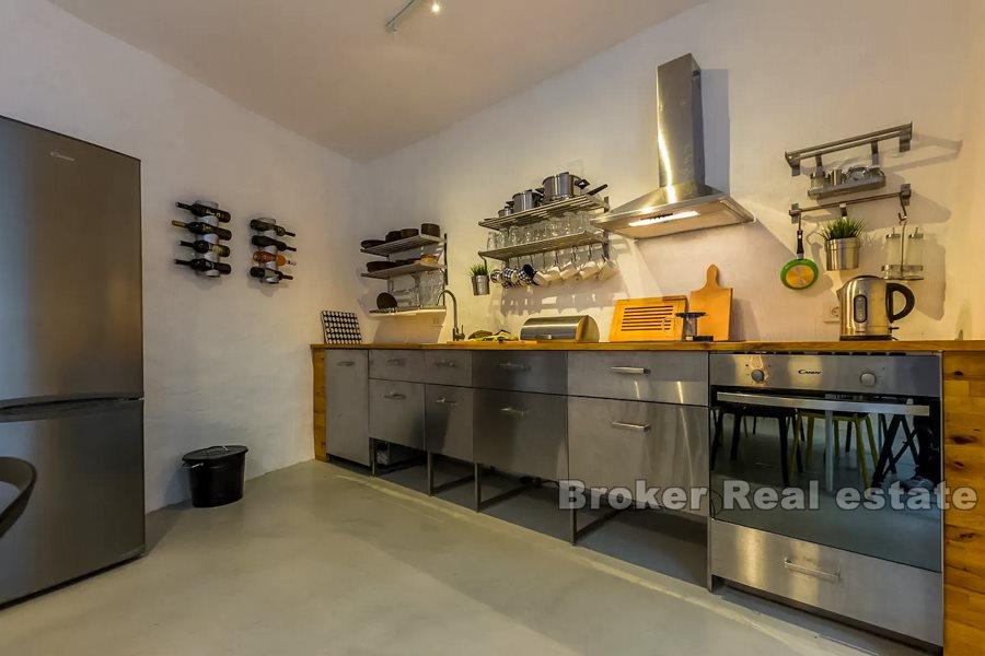 Třípatrová kamenná vila s výhledem na moře