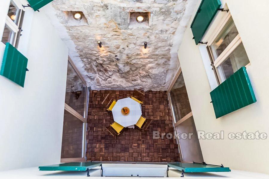 Třípatrová kamenná vila s výhledem na moře