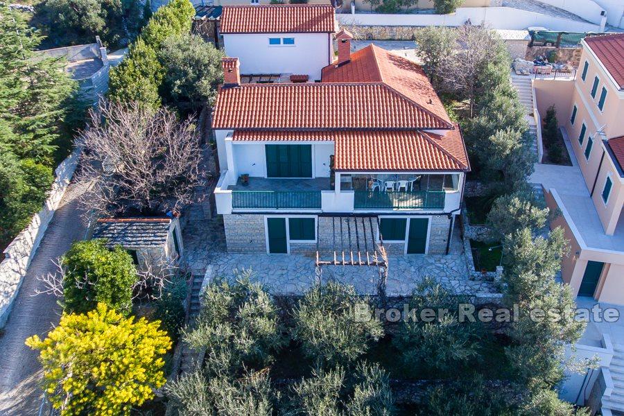 Casa in una posizione attraente, prima fila al mare