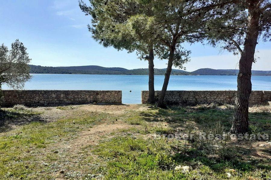 Attraktiv byggnad land första raden till havet