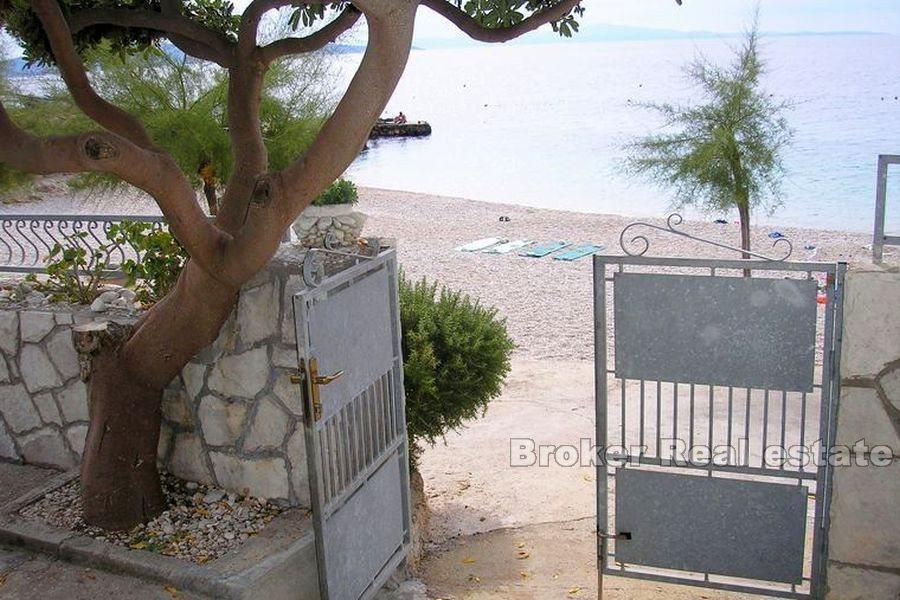Semi-detached house first row to the sea