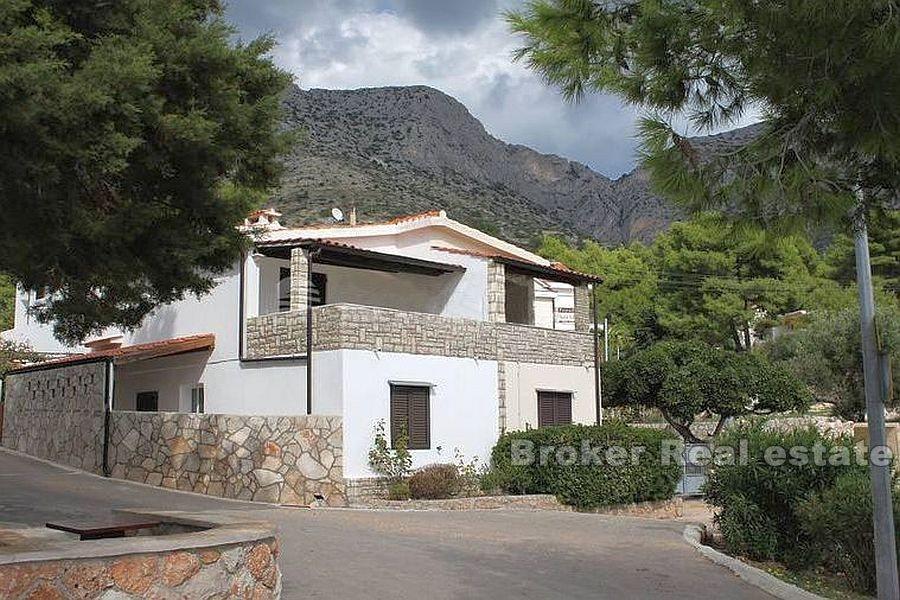 Semi-detached house first row to the sea