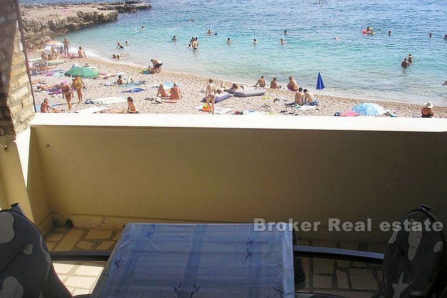Semi-detached house first row to the sea