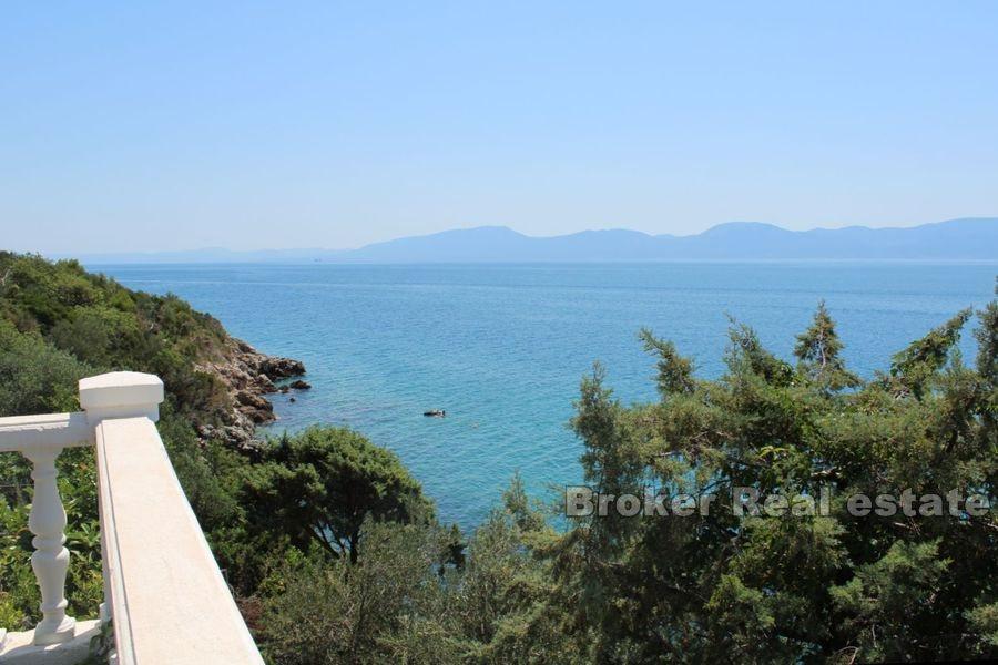 Хороший отдельно стоящий дом в первом ряду от моря