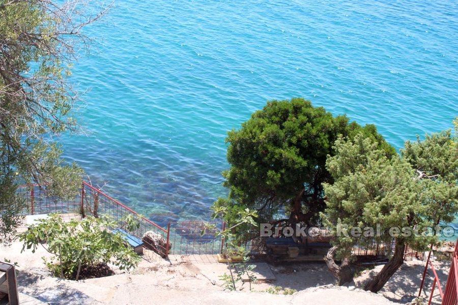 Хороший отдельно стоящий дом в первом ряду от моря