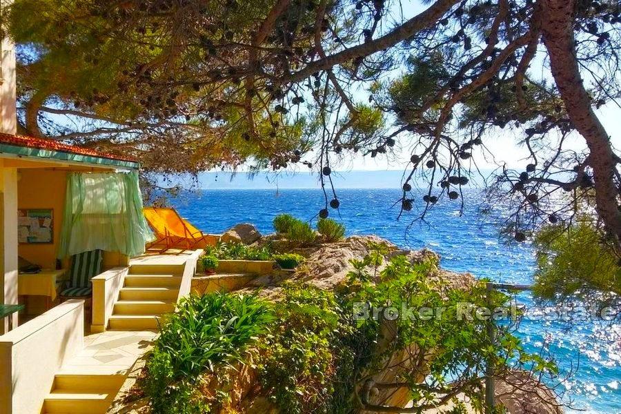 House first row to the sea