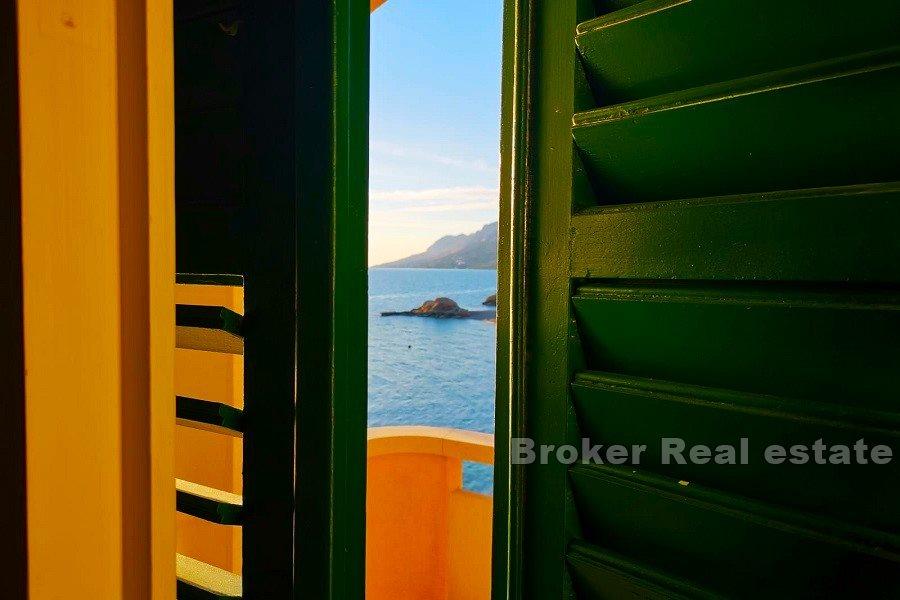 House first row to the sea