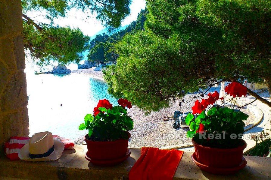 House first row to the sea