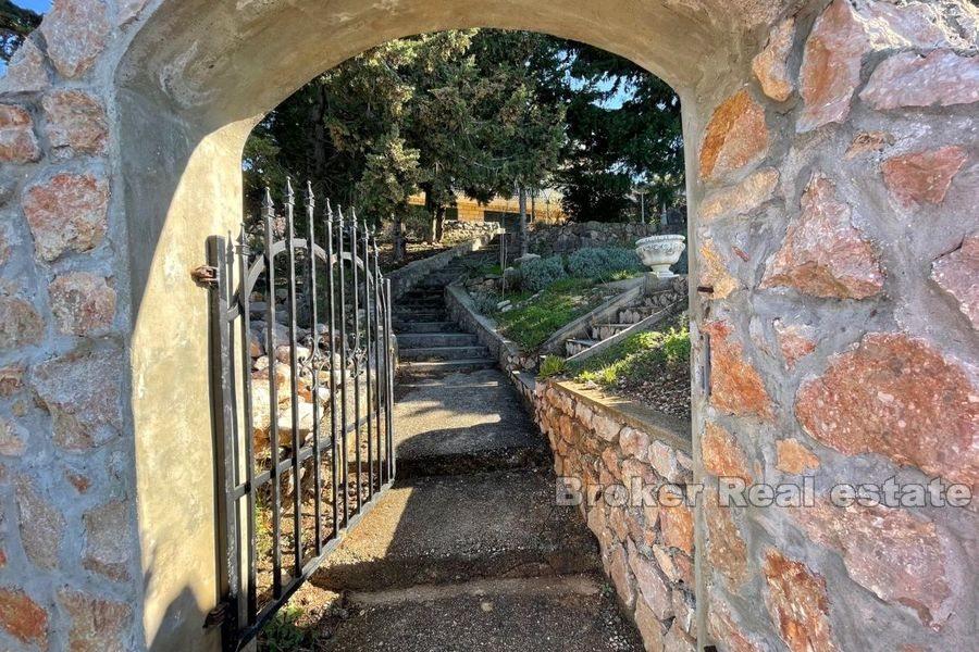 Dom śródziemnomorski w pierwszym rzędzie do morza