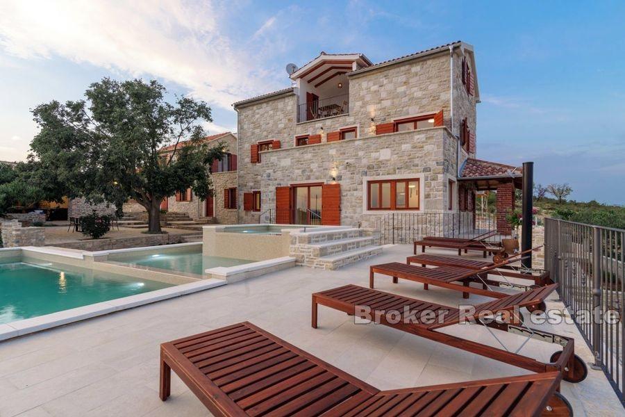 Lussuosa villa in pietra di nuova costruzione