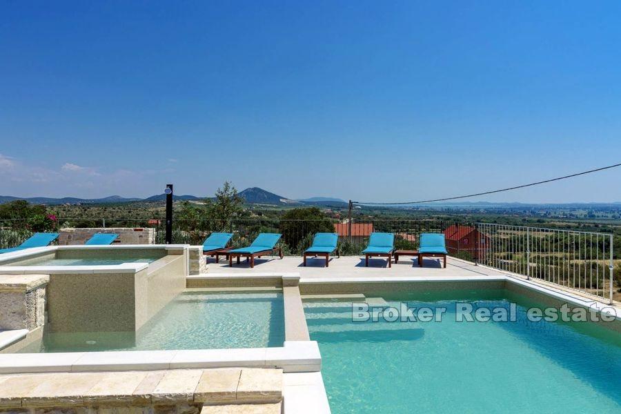 Lussuosa villa in pietra di nuova costruzione