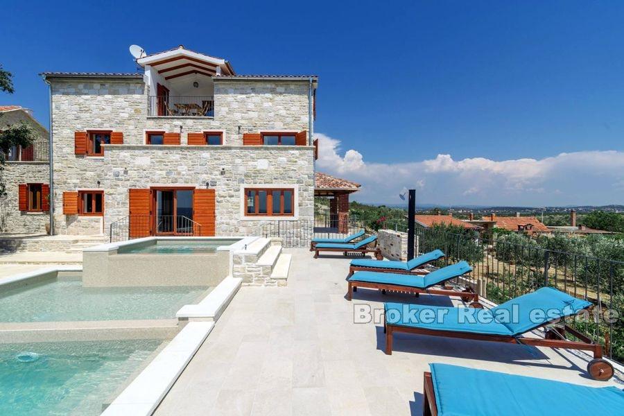 Lussuosa villa in pietra di nuova costruzione