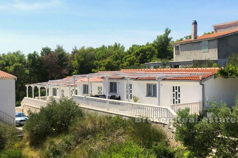Detached house with 5 apartments