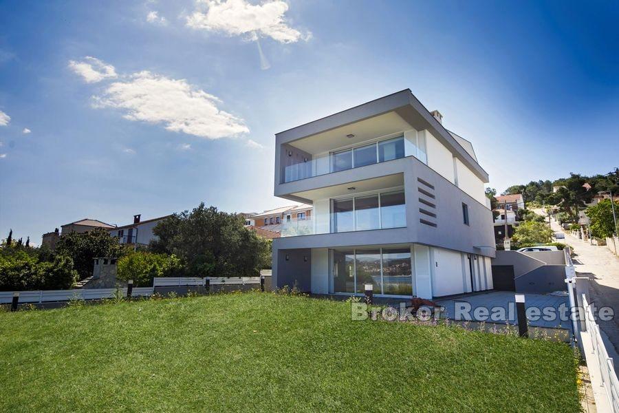 Modern villa i första raden mot havet