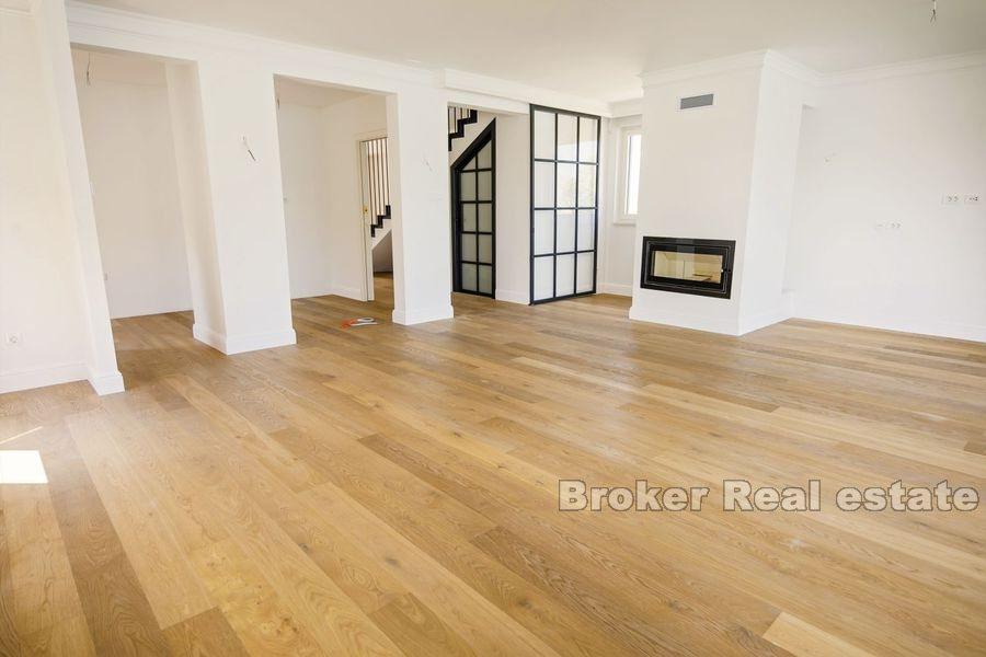 Moderna vila u prvom redu do mora