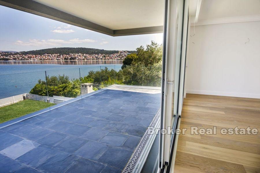 Villa moderna in prima fila al mare