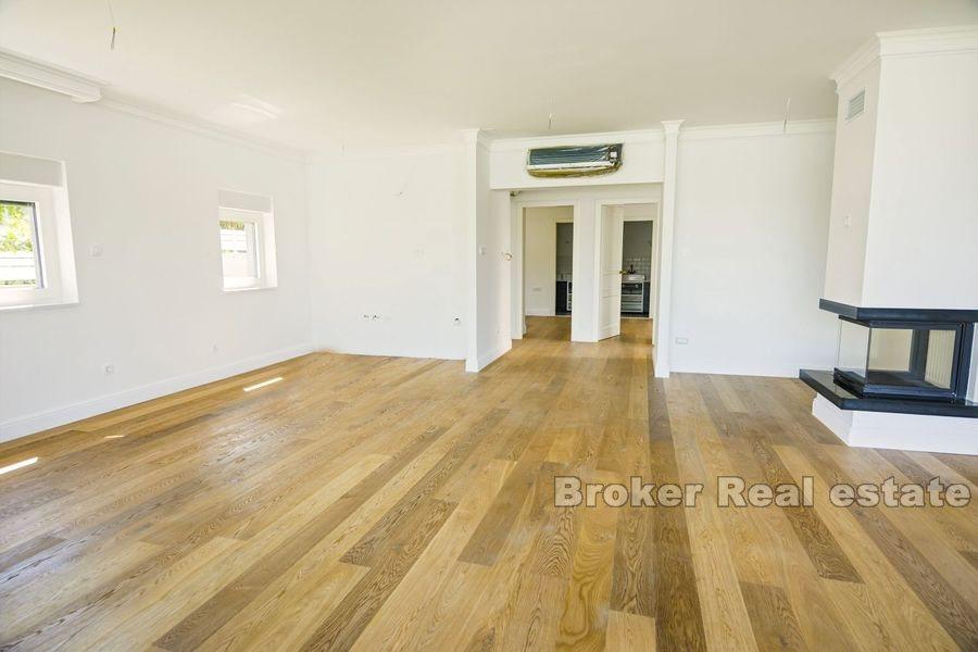 Moderna vila u prvom redu do mora