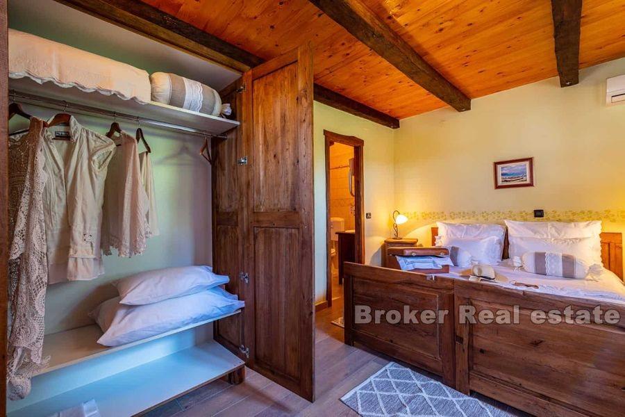 Villa con piscina e ulteriore casa in pietra