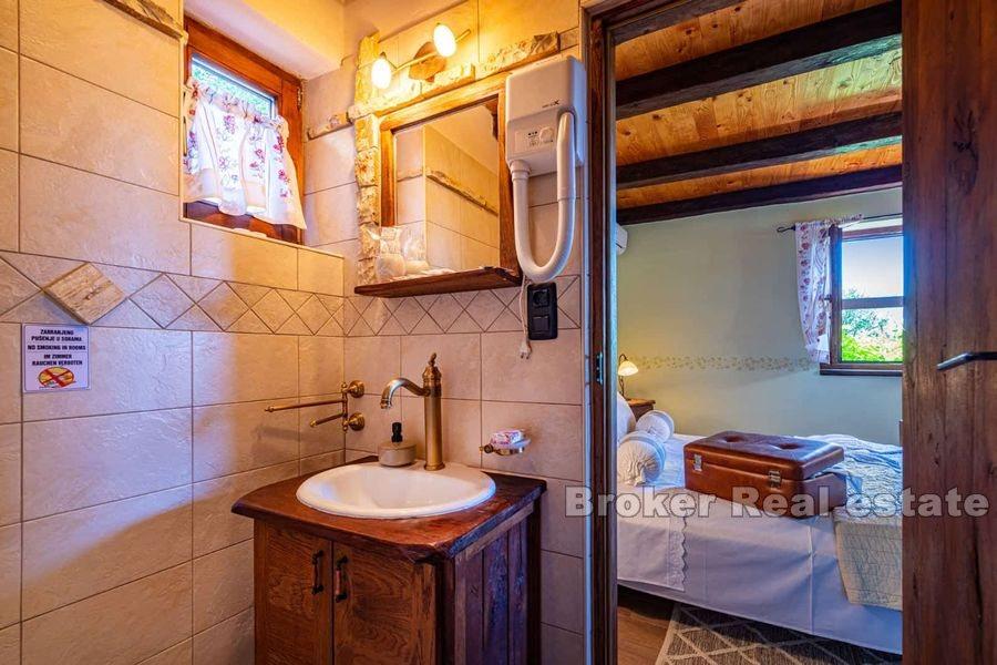 Villa con piscina e ulteriore casa in pietra