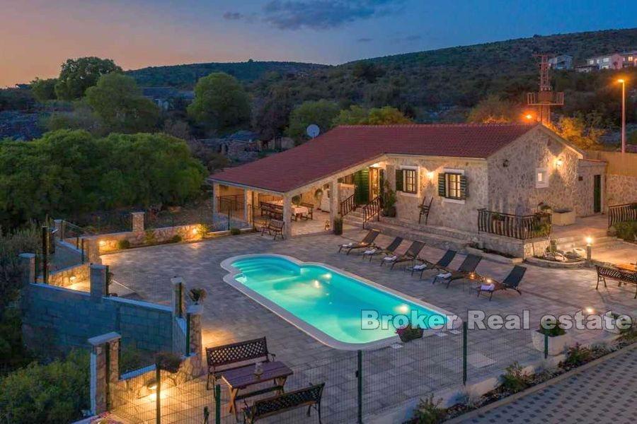 Villa en pierre de construction récente avec piscine