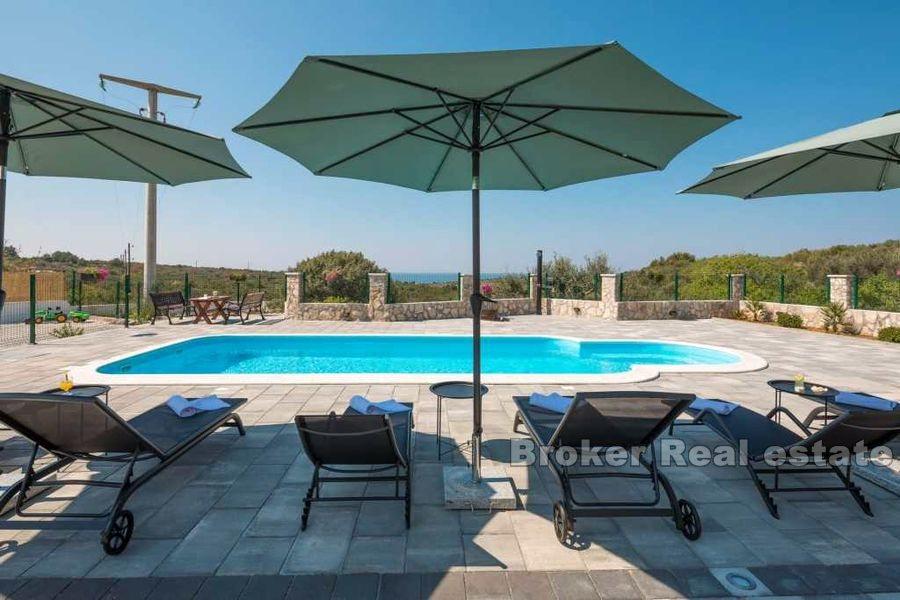 Villa en pierre de construction récente avec piscine