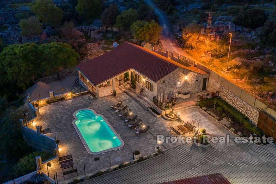 Nově postavená kamenná vila s bazénem