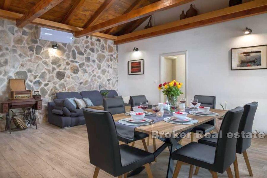 Nově postavená kamenná vila s bazénem