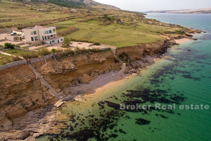 Modernt designad villa, första raden mot havet
