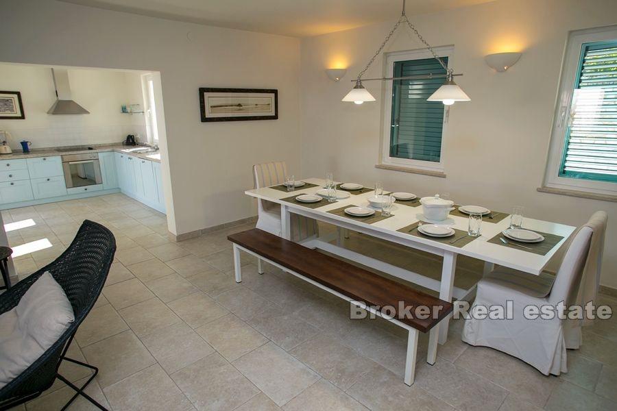 Moderně navržená vila, první řada k moři