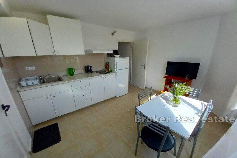 Hus, første rad til sjøen, ved stranden.