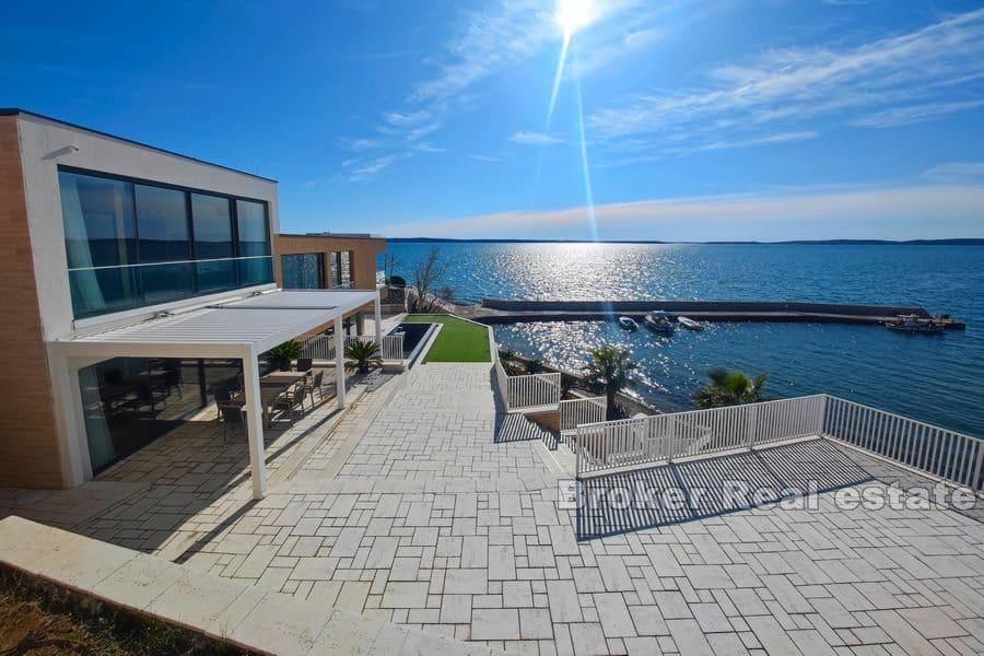 Luxusvilla in erster Reihe zum Meer