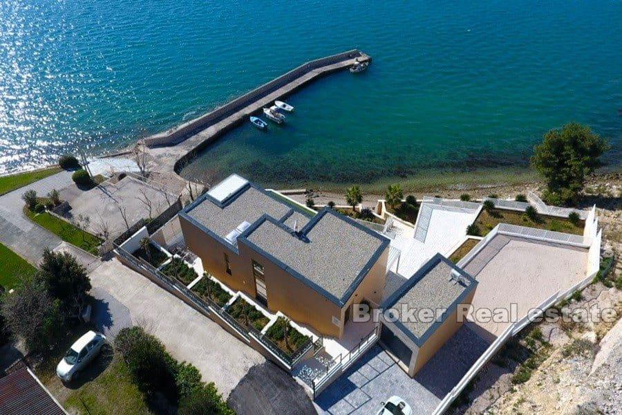 Luxusvilla in erster Reihe zum Meer