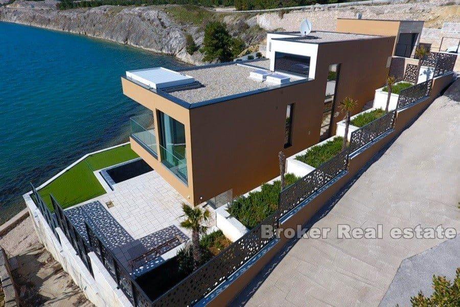 Luxusvilla in erster Reihe zum Meer