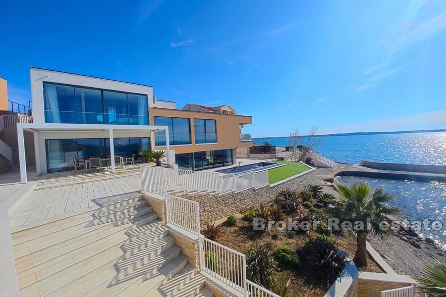 Luxusvilla in erster Reihe zum Meer