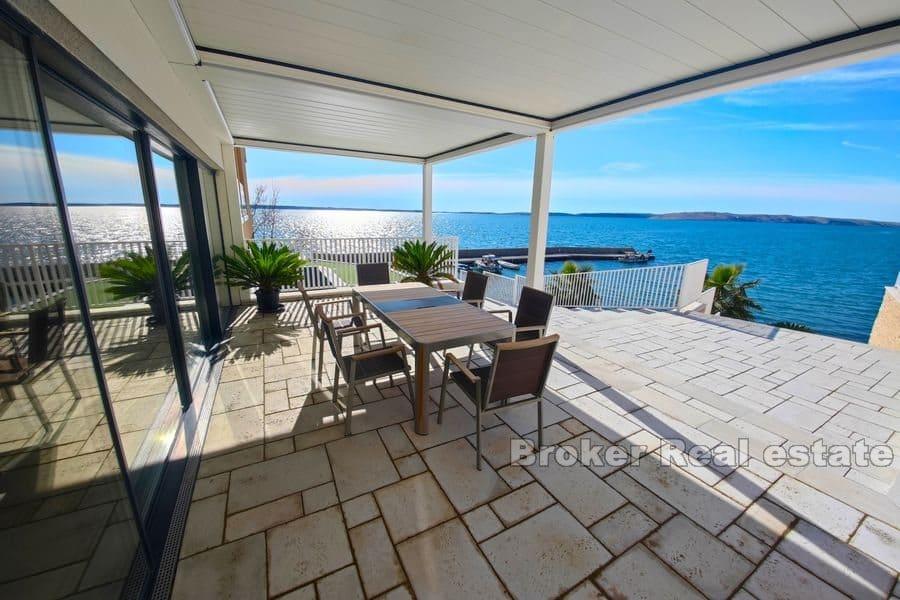 Luxusvilla in erster Reihe zum Meer