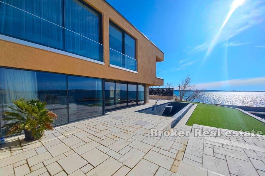 Luxusvilla in erster Reihe zum Meer