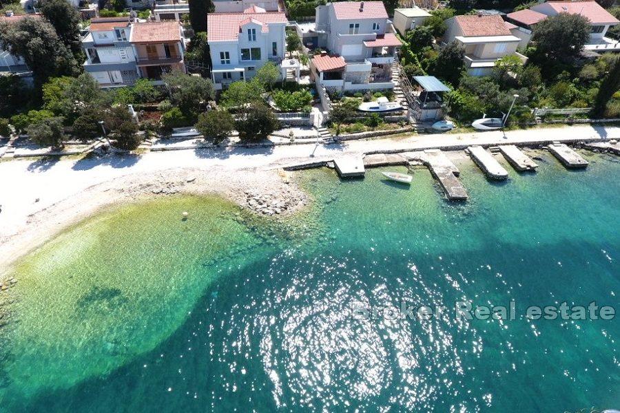 Дом в первом ряду от моря в привлекательном месте