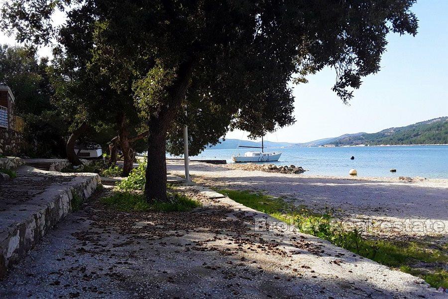 Дом в первом ряду от моря в привлекательном месте