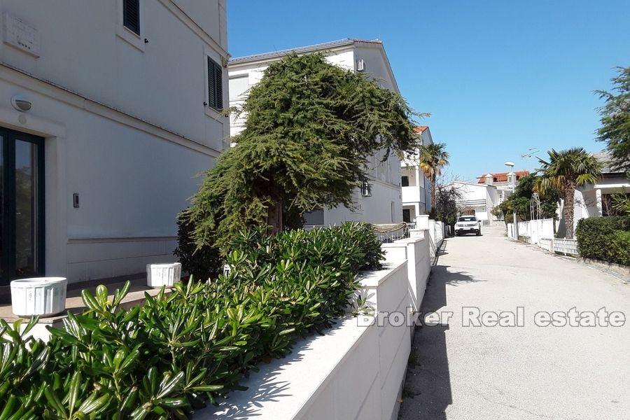 Veliki komforni apartman s vrtom