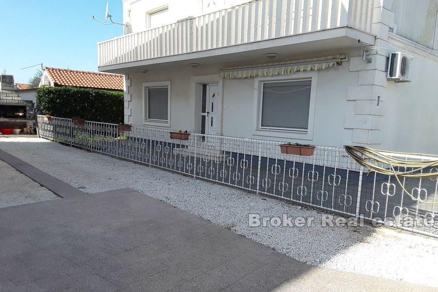 Veliki komforni apartman s vrtom