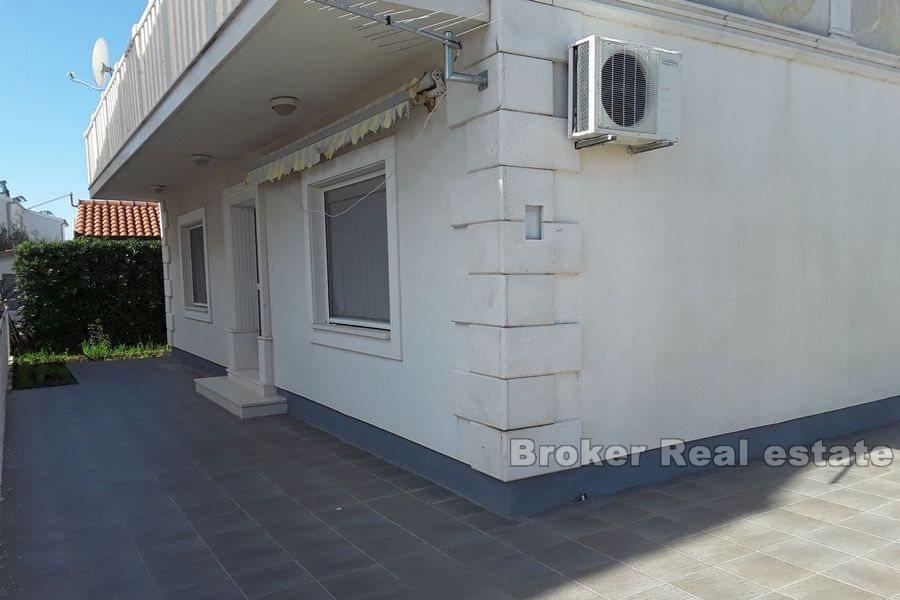 Veliki komforni apartman s vrtom