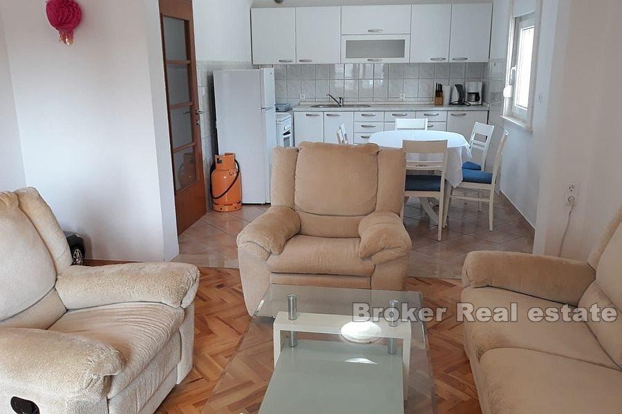 Veliki komforni apartman s vrtom