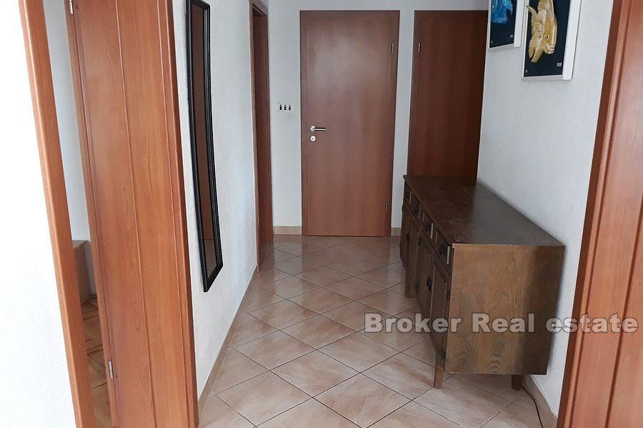Veliki komforni apartman s vrtom