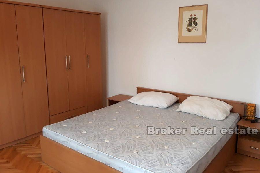 Veliki komforni apartman s vrtom